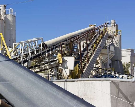 Sistema transportador industrial en planta
